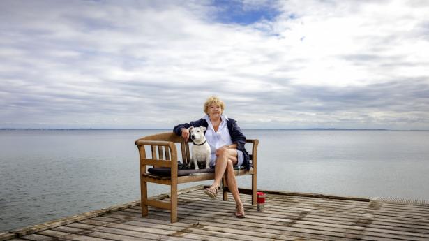 Lone Kühlmann, journalist og forfatter, bor ned til vandet, hvor hun gerne starter en lørdag morgen med kaffe på termokanden og hunden Bille. Foto: Simon Fals