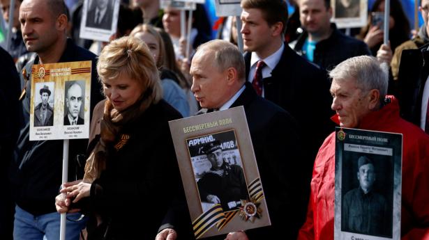 Præident Vladimir Putin fejrer Ruslands sejrsdag 9. maj med et billede af sin far, Vladimir Spiridonovich Putin. Foto: Maxim Shemetov/Reuters/Ritzau Scanpix
