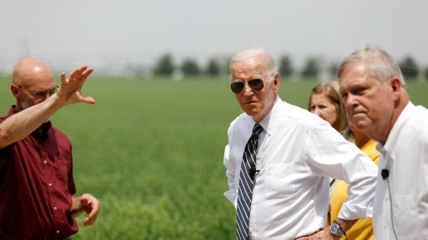 Joe Biden besøgte onsdag en landmand i staten Illinois. Præsidenten går nu til kamp mod inflationen og vil bl.a. have dyrket flere fødevarer i USA. Foto: Tom Brenner/Reuters/Ritzau Scanpix