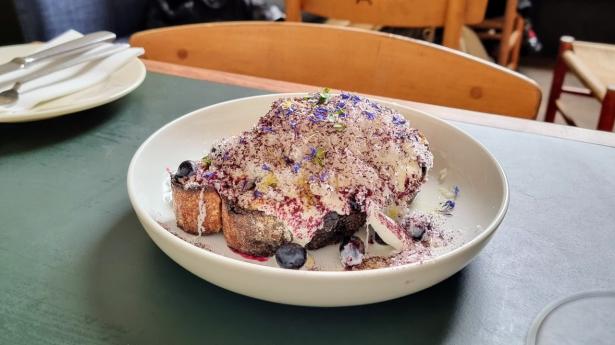 Toast med gedefriskost og blåbær. Foto: Ole Troelsø.