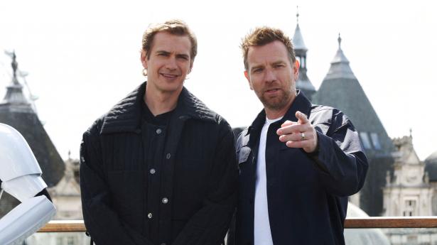 Ewan McGregor (t.h.) mødtes tidligere på måneden med kollega Hayden Christensen i London. I den nye tv-serie “Obi-Wan Kenobi” på Disney+, der har premiere 27. maj, mødes de to igen som hhv. Jedimaster Obi-Wan Kenobi og Anakin Skywalker alias Darth Vader. Foto: Matthew Childs/Ritzau Scanpix