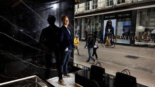 Thomas Møller i den nyåbnede Saint Laurent-butik i København, som er en af de ca. 40 luksusbutikker, hans firma Group 88 står bag i Skandinavien. Foto: Simon Fals
