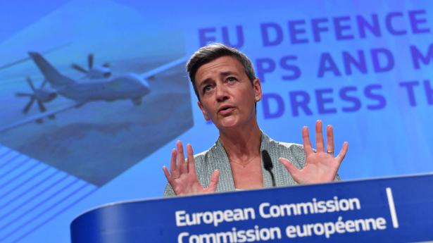 EU-kommissær Margrethe Vestager præsenterer EU-Kommissionens udspil om fælles våbenkøb. Arkivfoto: John Thys/AFP/Ritzau Scanpix