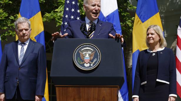 Præsident Joe Biden holdt torsdag eftermiddag dansk tid et møde med Sveriges statsminister, Magdalena Andersson, og Finlands præsident, Sauli Niinistö, i Det Hvide Hus. Foto: Chip Somodevilla/AFP/Ritzau Scanpix