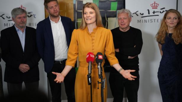 Kulturminister Ane Halsboe-Jørgensen (S) præsenterer ny medieaftale i Kulturministeriet i København lørdag formiddag. Foto: Emil Helms/Ritzau Scanpix