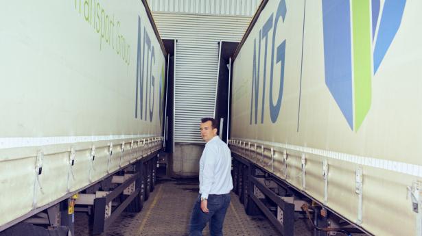 Transportkæmpe nedjusterer efter overraskende stort indtjeningsdyk