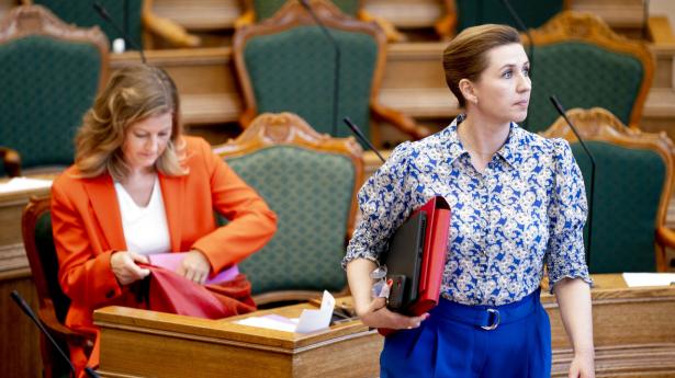 Statsminister Mette Frederiksen og De Radikales politiske leder, Sofie Carsten Nielsen, er på kollisionskurs. Den radikale leder vil have et valg udskrevet senest 4. oktober. Ellers vælter hun regeringen. Arkivfoto: Liselotte Sabroe/Ritzau Scanpix