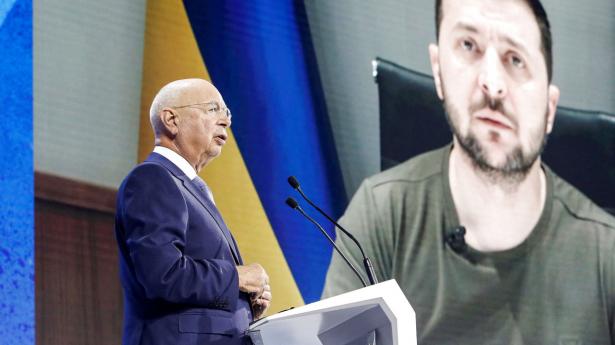 “Fortæl os hvad vi kan gøre for dig,” spurgte World Economic Forums stifter Klaus Schwab, da han introducerede Ukraines præsident Zelenskyj. Selvforståelsen fejler ikke noget i den schweiziske alpeby Davos, hvor verdens topchefer og beslutningstagere har været samlet den seneste uge. Foto: Arnd Wiegmann/Reuters/Ritzau Scanpix