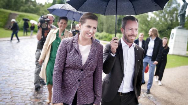 Partilederne bag det nationale kompromis – Mette Frederiksen (S), Jakob Ellemann-Jensen (V), Søren Pape Poulsen (K), Pia O. Dyhr (SF) og Sofie Carsten Nielsen (R) – møder Bosnien-veteraner og besøger Monumentet over Danmarks internationale indsats på Kastellet i København. Arkivfoto: Liselotte Sabroe/Ritzau Scanpix