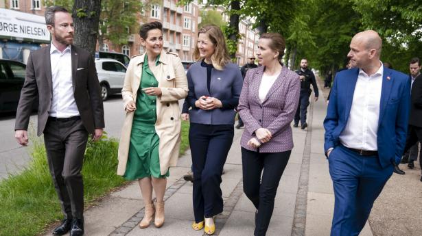 De fem partiledere, der blev enige om afstemningen, ved besøg på Kastellet. Foto: Liselotte Sabroe/Ritzau Scanpix