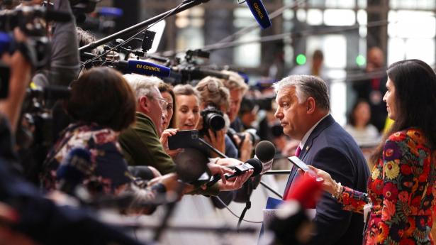 Ungarns premierminister Viktor Orban har blokeret for at udfase russisk olie. Men mandag aften blev EU-lederne enige om en ny sanktionspakke med en undtagelse for olie, der kommer via rørledning bl.a. til Ungarn. Foto: Johanna Geron/Reuters/Ritzau Scanpix