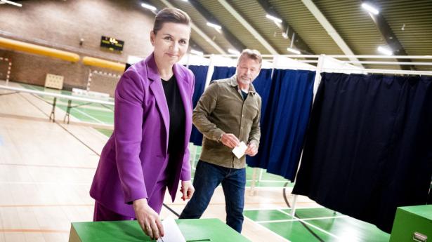 Statsminister Mette Frederiksen (S) har anbefalet et ja til at afskaffe forbeholdet og afgav selv sin stemme i Hareskovhallen i Værløse. Foto: Liselotte Sabroe/Ritzau Scanpix