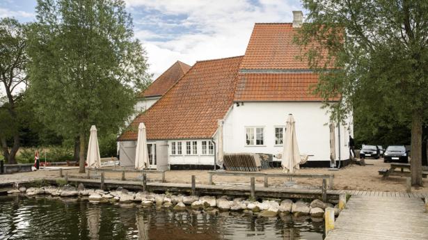 Skipperhuset ligger ved bredden af Esrum Sø.