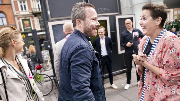 De fem partiledere fra det nationale kompromis var på folkeafstemningsdagen 1. juni samlet ved Nørreport Station i København. I forgrunden ses her politisk leder for De Radikale Sofie Carsten Nielsen, formand for Venstre Jakob Ellemann-Jensen og SF’s formand, Pia Olsen Dyhr. Foto: Liselotte Sabroe/Ritzau Scanpix