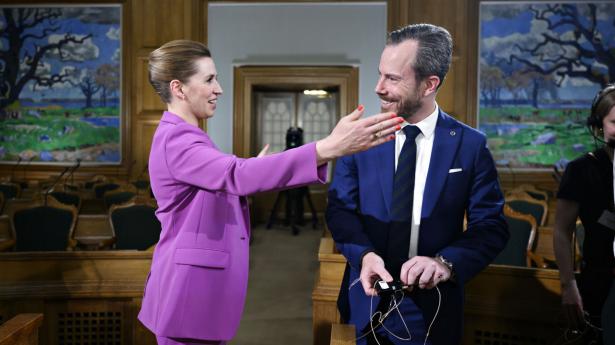 Mette Frederiksen (S), her med Jakob Ellemann-Jensen (V) efter afstemningen om forsvarsforbeholdet, har fremhævet det brede samarbejde om det nationale kompromis. Foto: Philip Davali/Ritzau Scanpix