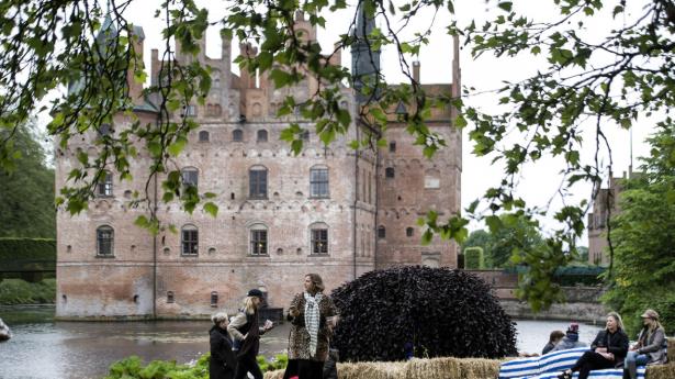 H.C. Andersen kan tage store delen af æren for Odenses placering. Men andre ting trækker også op. Det gælder f.eks. den fynske natur og Egeskov Slot, som ses på billedet. Arkivfoto: Tim Kildeborg Jensen/Ritzau Scanpix