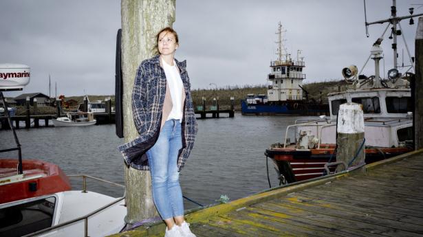 15 fiskerbåde – og sandpumperen i baggrunden – er i dag alene i Thorsminde Havn. Nu kommer en ny, stor og dominerende aktør, mølleparkens bygherre. Det er havnens og byens redning, mener havnechef Lisette Sønderby. Foto: Astrid Dalum