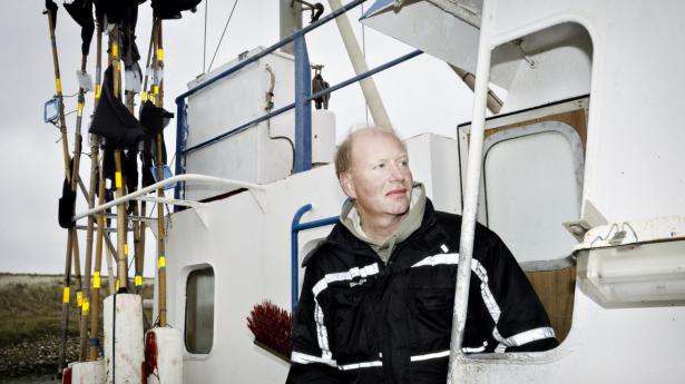 “Hvor må vi snart  være,” spørger fiskeskipper Anders Peter Kristensen, 48 år. Mølleparken Thor kan tage hans fiskeplads på havet, og i havnen kommer der nu en kæmpestor aktør. RWE. Foto: Astrid Dalum