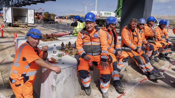 De mange hundrede tusinde udlændinge, der arbejder i Danmark, bygger broer, huse, veje, og så arbejder de i industrien og i hotel- og restaurationsbranchen, og er de ikke ansat i virksomhederne, arbejder de på plejehjem, hospitaler eller en anden offentlig institution. Arkivfoto: Claus Bech/Ritzau Scanpix
