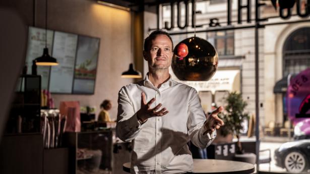 Thomas Nørøxe har siden 2021 stået i spidsen for den danske juicekæde Joe & The Juice, der over de næste ti år vil etablere mellem 200 og 300 juicebarer i Mellemøsten. Foto: Simon Fals