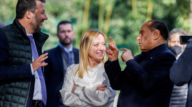 Giorgia Meloni med Silvio Berlusconi (t.h.) og Matteo Salvini (t.v.). Foto: Guglielmo Mangiapane/Reuters/Ritzau Scanpix