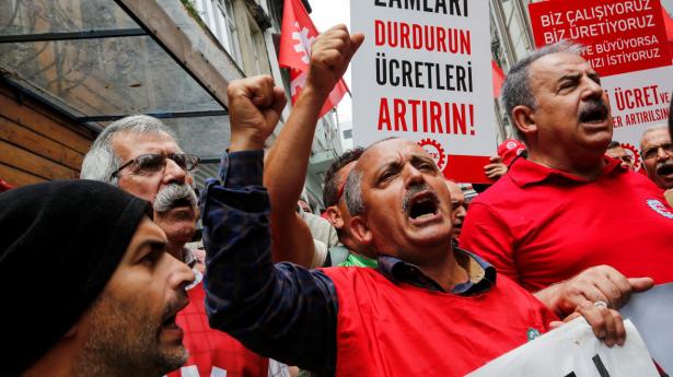 Fagforeningere i Istanbul protesterer over lave lønninger, der ikke kan føkge med inflationen. Foto: Dilara Senkaya/Reuters/Ritzau Scanpix