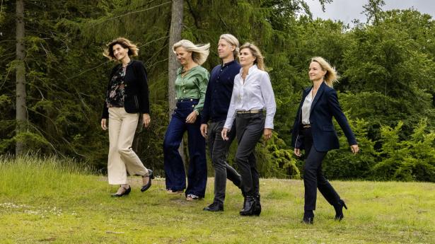 Fem af partnerne i Vår Ventures. Fra venstre: Mette Fløe Nielsen, Anne-Louise Thon-Jensen, David Højelsen, Louise Lachmann og Maria Hjorth. Foto: Simon Fals