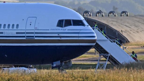 Det første britiske Rwanda-fly, en Boeing 767, ventede tirsdag på en militærbase ved Salisbury. Men kort før midnat blev det meldt ud, at flyet alligevel ikke ville afgå som planlagt. Foto: Justin Tallis/AFP/Ritzau Scanpix