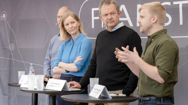 En skeptisk Signe Krogstrup, direktør i Nationalbanken i debat om fremtidens penge med blockchain-skaber Mads Stolberg-Larsen (th) på Folkemødet i Bornholm. Foto: Walther Bølge