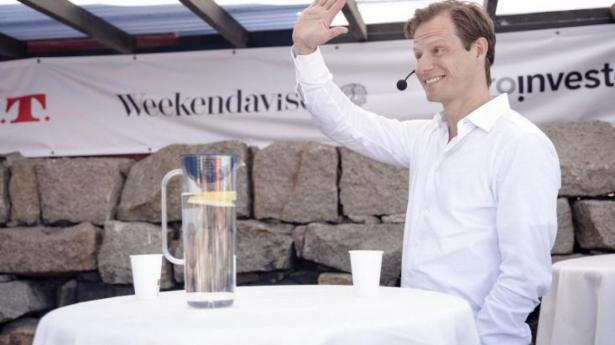 Danske Banks topchef Carsten Egeriis bliver interviewet af Berlingskes nyhedschef på årets Folkemøde på Bornholm. Foto: Walther Bølge