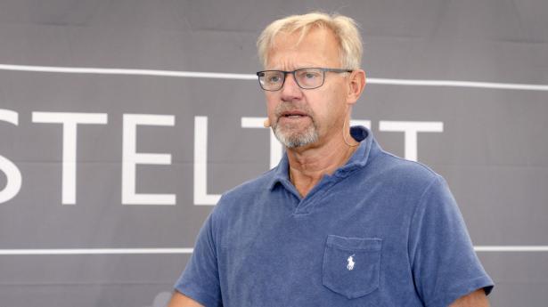Anders Dam, direktør i Jyske Bank, deltager i en debat med Lars Trier Mogensen i Finansteltet på Folkemødet, Bornholm. Foto: Walther Bølge