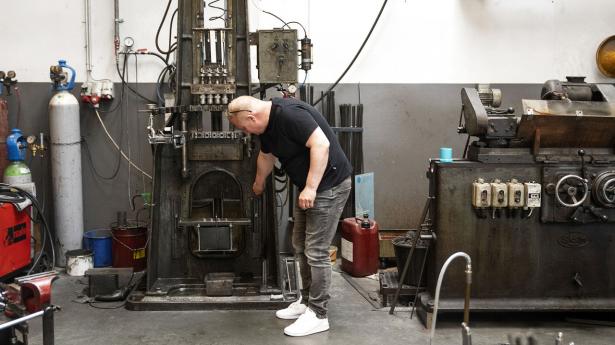 Morten Krogh, indehaver af Schultz & Larsen, lægger vægt på, at al produktion foregår under samme tag. Foto: Nina Pilgaard