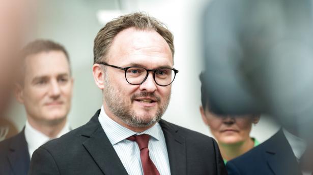 Dan Jørgensen (S) har åbnet for, at fejlagtig udbetaling af checken kan føre til krav om tilbagebetaling. Arkivfoto: Emil Helms/Ritzau Scanpix