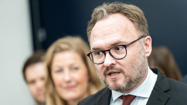 “Vi vil gerne se på, hvordan vi i EU sammen kan reducere elforbruget, nedbringe de høje profitter og i stedet give en økonomisk håndsrækning til trængte energiforbrugere,” lyder det fra Dan Jørgensen. Arkivfoto: Emil Helms/Ritzau Scanpix