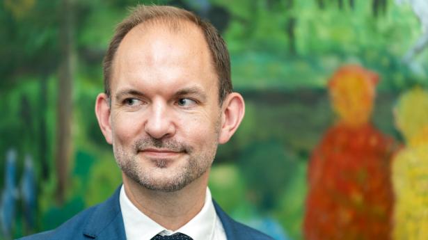 Skatteminister Jeppe Bruus (S) har sat tal på, hvor meget danskerne skal modtage fra energiselskaber, der har tjent ekstraordinært mange penge på de stigende energipriser som følge af krigen i Ukraine. Arkivfoto: Emil Helms/Ritzau Scanpix)