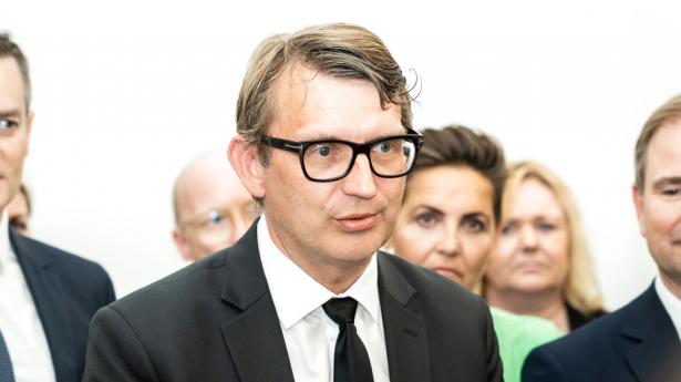 Troels Lund Poulsen (V) er tilfreds med, at en ikke gennemført afgiftsforhøjelse aftalt i 2018 er taget af bordet. Foto: Emil Helms/Ritzau Scanpix