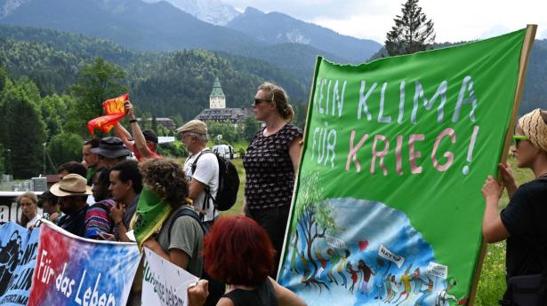 Klimademonstranter protesterer ved G7-topmødet i Tyskland, og de har fået opbakning til deres sag fra nogle af verdens største virksomheder. Foto: Christof Stache/AFP/Ritzau Scanpix