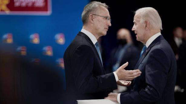 Natos generalsekretær Jens Stoltenberg talte i Madrid om den mest “alvorlige sikkerhedskrise siden Anden Verdenskrig.” Her i samtale med Biden. Foto. Eliot Blondet/AFP/Ritzau Scanpix