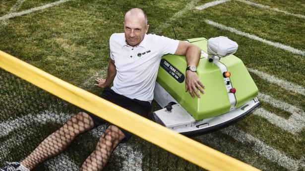 Mikkel Jacobsen er medejer og adm. direktør i Turf Tank, hvis robot kan kridte boldbaner op ved hjælp af gps-styring. Foto: Claus Bjørn Larsen