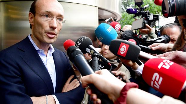 Et typisk sommerportræt af SAS-krisen: Topchef Anko van der Werff, omgivet af pressen, giver status på konflikt og kriseplaner. Arkivfoto: TT News Agency/Reuters/
Ritzau Scanpix