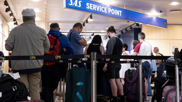 Passagerer i kø i Københavns Lufthavn under pilotstrejken. Nu er konflikten fysisk og psykisk skadelig for strandede gæster, og derfor giver SAS nu forhandlingerne et nyt skud. Foto: Nina Pilgaard/Ritzau Scanpix.