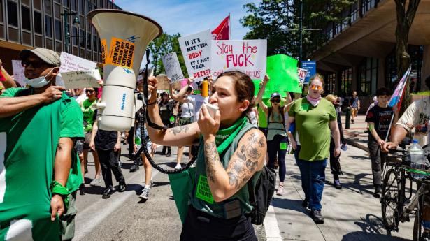 Flere har protesteret på gaderne i USA, efter at USA's højesteret for nylig omstødte en afgørelse, der gav kvinder ret til abort. Her et billede fra en demonstration 4. juli. Foto: Hannah Beier/AFP/Ritzau Scanpix