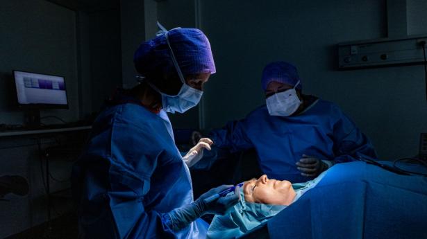 På Capio Privathospital i Hellerup udfører speciallæge i plastikkirurgi Benedikte Thuesen øjenlågsløft ved at fjerne overskydende hud. Forsigtighed er afgørende, da patienten kan risikere at få et stirrende udtryk, hvis der fjernes for meget hud, lyder advarslen. Foto: Simon Fals