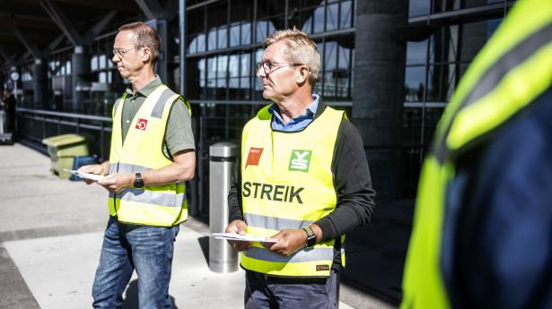 Strejkevagter foran Oslo-lufthavnen Gardemoen. Det er et flertal af de strejkende piloter i dansk-svenske SAS, der er fra Norge. Foto: Annika Byrde/NTB/Ritzau Scanpix