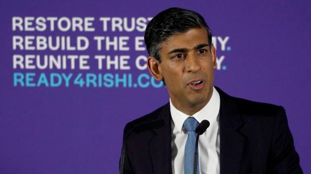 Rishi Sunak er de seneste dage flere gange blevet nævnt som favorit til at blive ny konservativ leder. Hans navn er da også i puljen som en af de seks tilbageværende. Arkivfoto: Niklas Hallen/AFP/Ritzau Scanpix