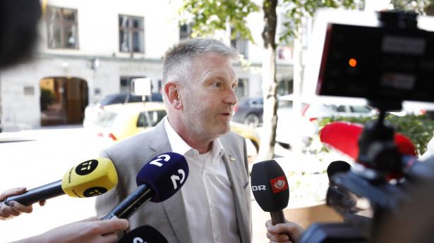 Dansk Pilotforenings formand Henrik Thyregod på vej til forhandlinger i Stockholm. Selv hvis de går godt, vil det tage dage, inden SAS er på vingerne igen. Foto: Ali Lorestani/TT/Ritzau Scanpix