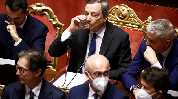 Mario Draghi accepterede onsdag at fortsætte som regeringsleder i Italien. Foto: Guglielmo Mangiapane/Reuters/Ritzau Scanpix