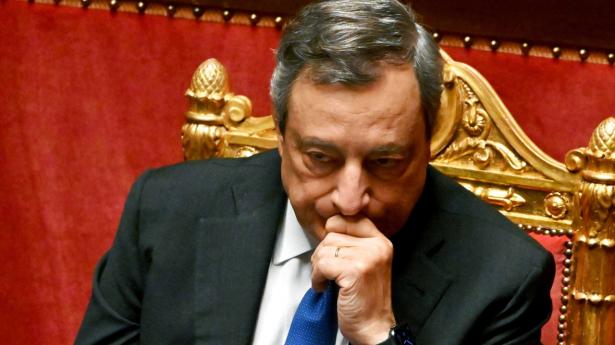 I sidste uge indgav Mario Draghi sin afskedsbegæring til Italiens præsident Sergio Mattarella, der afviste at tage imod den. I denne uge åbnede Draghi så for at blive som premierminister, hvis han kunne sikre sig opbakning, men onsdag aften afviste tre partier i den italienske koalitionsregering at stemme ved en tillidsafstemning om Draghis regering. Foto: Andreas Solaro/AFP/Ritzau Scanpix