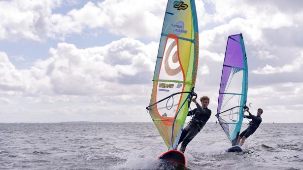 Johan (til venstre) og Jeppe Ingversen har selv surfet i Lynæs Havn, siden de var helt små. Foto: Nina Pilgaard.