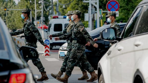 Kina indleder torsdag tre dages militærøvelser omkring Taiwan. Her ses kinesiske soldater ved den amerikanske ambassade i Beijing. Foto: Mark R. Cristino/EPA/Ritzau Scanpix